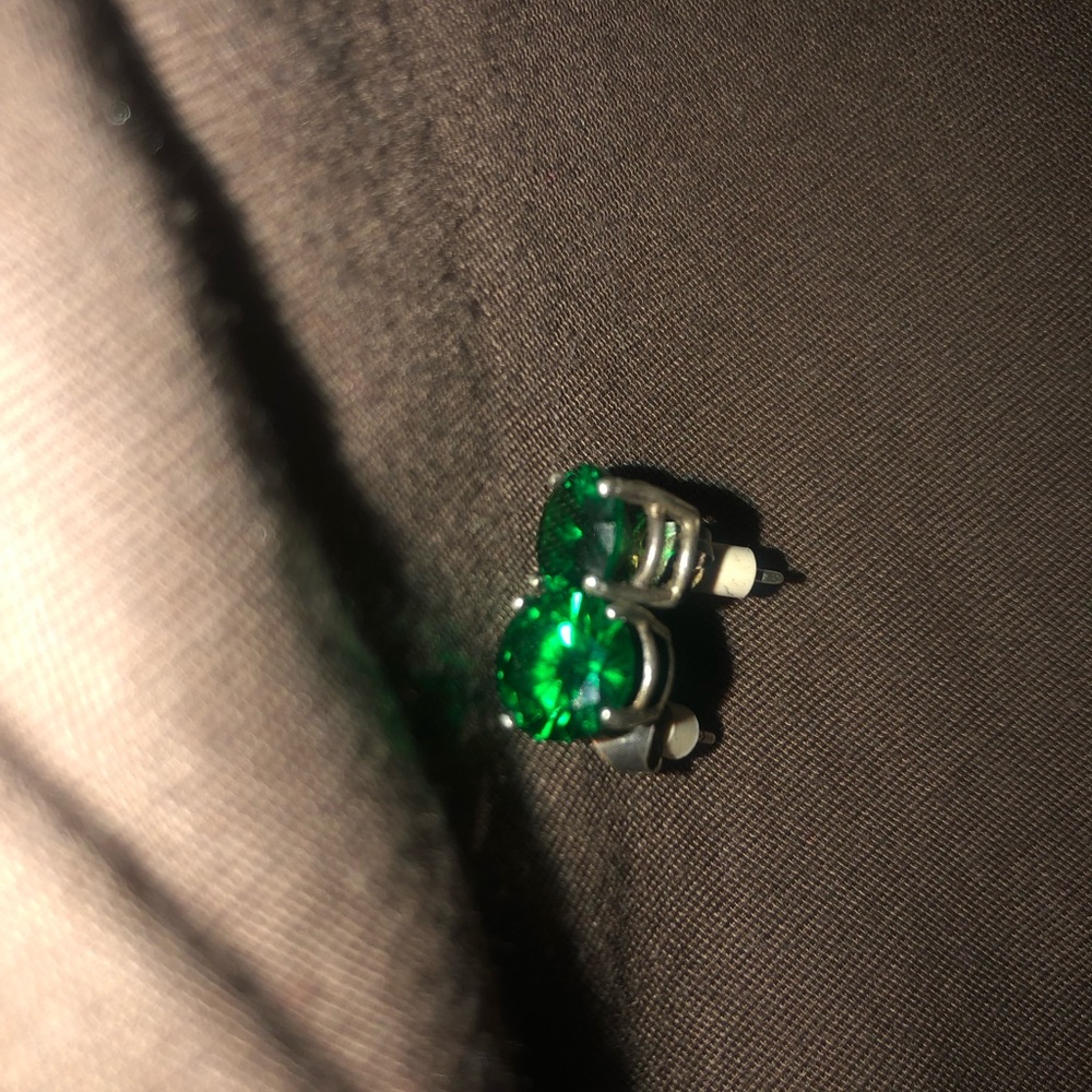 2.5 ct x 2 genuine emerald earrings. Set in silver